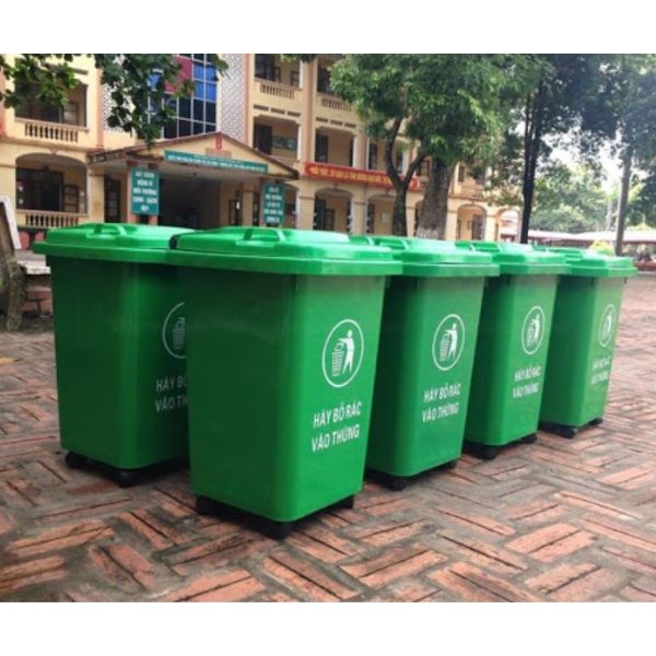 Thùng rác nhựa có bánh xe và tay kéo dùng cho nhân viên vệ sinh di chuyển