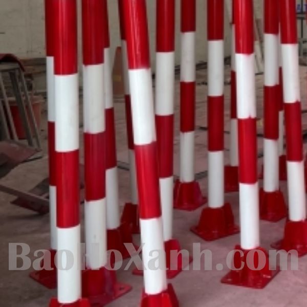 Cột Sắt Sơn 2 Màu Đỡ Biển Báo