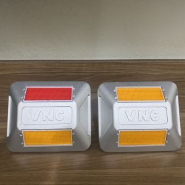 Đinh Nhựa Gắn Mặt Đường Ydm Dùng Năng Lượng Mặt Trời (1 Mặt)